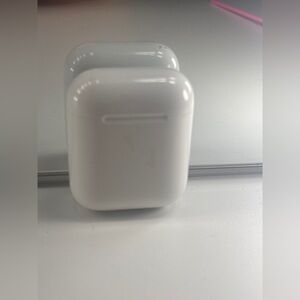 Apple AirPods 2nd Gen with Lighting Charging Case
